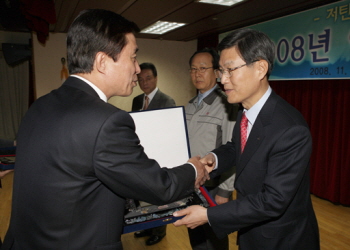 김범일 대구광역시장(사진 왼쪽), 대구은행 하춘수 수석부행장(오른쪽)