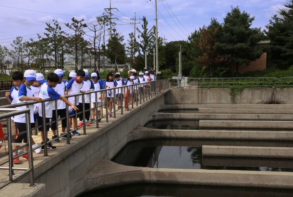 11일 오비맥주와 환경재단이 실시한 '물 체험 투어'에 참여한 수원 능실초등학교 학생들이 서울 하수도과학관에서 하수도 처리 과정을 탐방하고 있다. (사진=오비맥주)