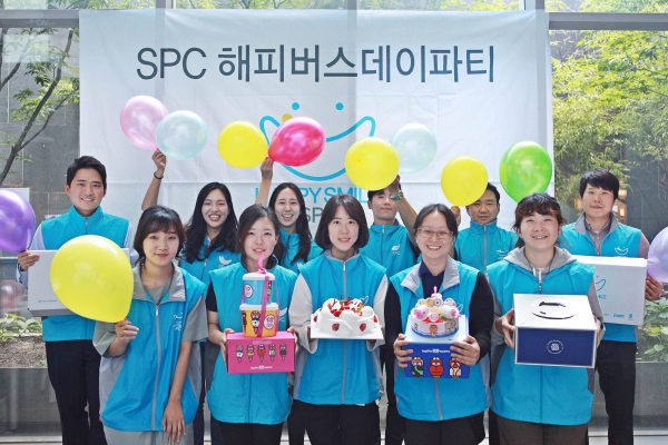 SPC그룹 임직원들이 전국 60개 지역아동센터에 생일케이크를 배송하기 전 기념촬영을 하고있다. (사진=SPC그룹)