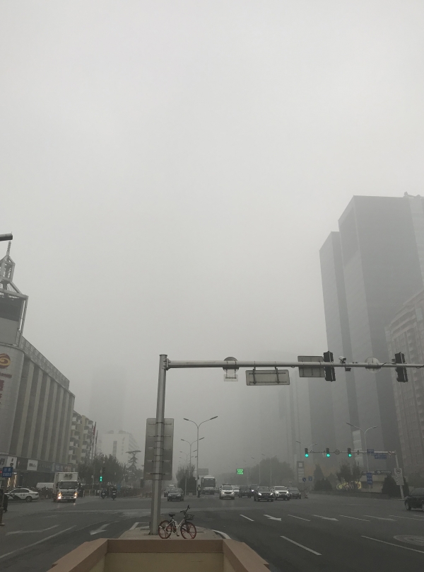 중국에 겨울철 난방이 시작된 가운데 14일 베이징에 스모그 황색 경보(세 번째 높은 단계)가 발령됐다. 이날 베이징에는 공기질량지수(AQI)가 300에 육박하는 등 한 치 앞의 고층 건물도 보이지 않을 만큼 짙은 스모그가 꼈다.(사진=연합뉴스)