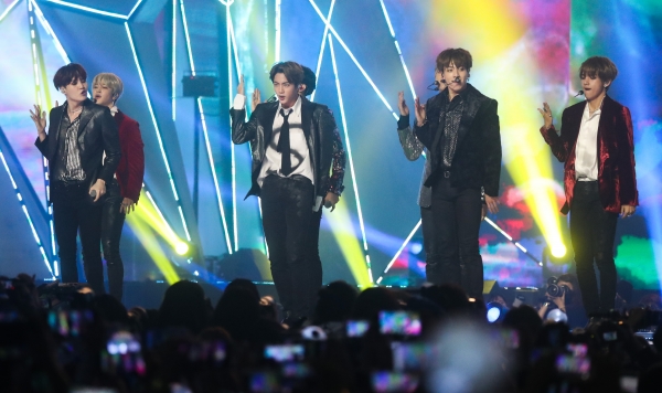 그룹 방탄소년단(BTS)이 지난 6일 오후 인천 남동구 수산동 인천남동체육관에서 열린 2018 MBC플러스 x 지니 뮤직 어워드(2018 MGA)에서 공연을 선보이고 있다. (사진=연합뉴스)