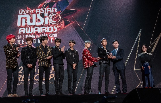 서울시는 MAMA(Mnet Asian Music Awards) 레드카펫 행사에서 방탄소년단(BTS)에게 서울시 I·SEOUL·U 감사패를 수여했다. 유연식(오른쪽 두번째) 서울시 시민소통기획관 국장이 감사패를 전하고 있는 모습. (사진=서울시)