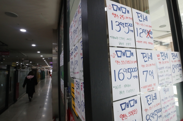 서울 송파구의 한 중개업소에 아파트 매매와 전세 가격표가 붙어 있다. (사진=연합뉴스)