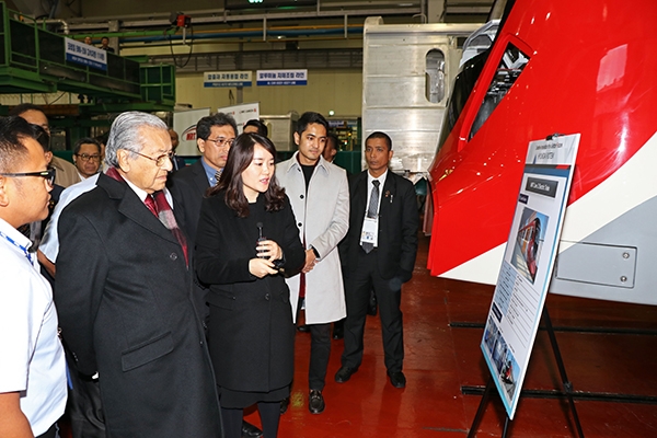 마하티르 모하맛 말레이시아 총리가 26일 현대로템 창원공장에서 철도차량 생산현장을 시찰하고 있다.(사진=현대로템)