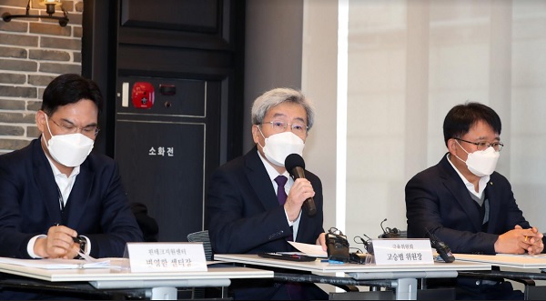 고승범 금융위원장(가운데)이 9일 서울 강남구 디캠프(D.CAMP)에서 열린 핀테크 업계 간담회에서 발언하고 있다. (사진=금융위원회)