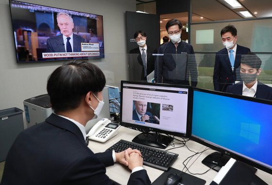 서울 강남구 전략물자관리원에서 여한구 통상교섭본부장이 러시아 데스크를 점검하고 있다 (사진=연합뉴스)