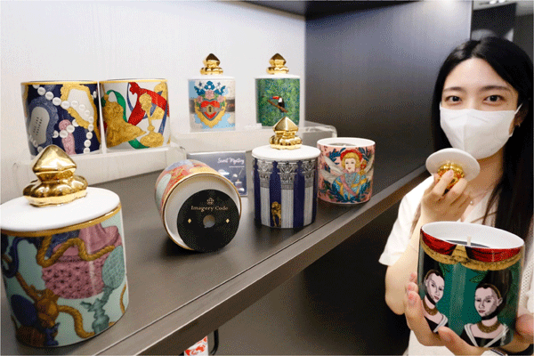 서울 강남구 압구정동 갤러리아백화점 명품관 선물가게(기프트샵)에서 모델이 이미저리코드의 '시크릿 미스터리' 컬렉션 향초를 보여주고 있다. (사진=갤러리아백화점) 