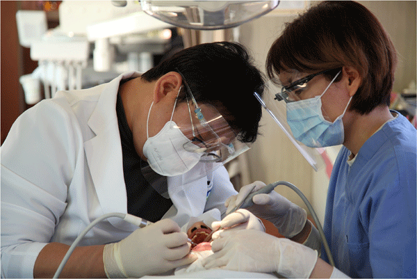 지난 2월 23일 청도군장애인복지관을 찾아간 닥터자일리톨버스 안에서 대한치과의사협회 의료팀이 환자의 치아를 치료하고 있다. (사진=롯데제과) 