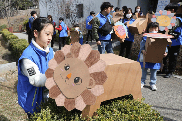 동아쏘시오그룹 임직원 가족들이 지난 18일 서울대공원에서 동물의 행동 풍부화를 돕기 위해 만든 장난감을 옮기고 있다. (사진=동아제약) 