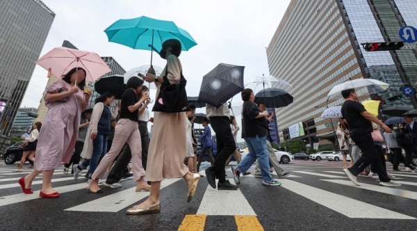 우산을 쓴 시민들이 서울 종로구 광화문광장 인근 횡단보도를 건너고 있다. (사진=연합뉴스)