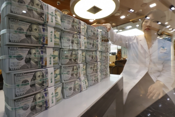서울 중구 하나은행 본점 위변조대응센터에서 직원이 달러를 정리하는 모습. (사진=연합뉴스)