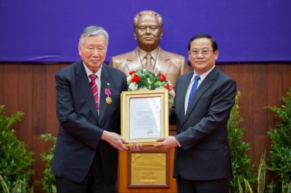 (왼쪽) 이중근 부영그룹 회장이 손싸이 시판돈 라오스 총리로부터 명예시민권을 받고 있다. (사진=부영그룹)