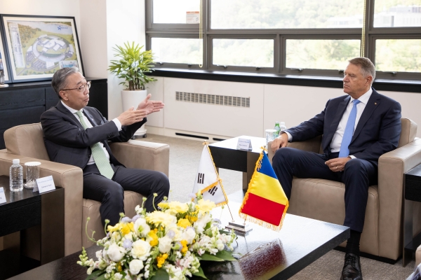 24일 루마니아 클라우스 요하니스 대통령(오른쪽)이 두산에너빌리티 경남 창원 본사를 방문해 두산에너빌리티 박지원 회장과 면담을 하고 있다. (사진=두산에너빌리티)