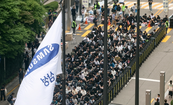 삼성전자 노동조합 조합원들이 24일 오후 서울 강남구 삼성전자 사옥 앞에서 노동조합과의 교섭을 촉구하며 문화 행사를 열고 있다. (사진=연합뉴스)