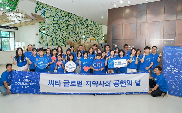 지난 15일 서울 성동구 서울새활용프라자에서 진행한 '폐지 업사이클링' 활동에 앞서 유명순 은행장(맨 앞줄 가운데)과 임직원들이 기념촬영을 하고 있다. (사진=)