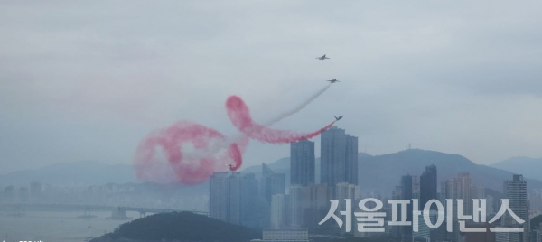 13일 오후 해운대해수욕장 상공에서 공군 특수비행팀 블랙이글스의 에어쇼가 펼쳐졌다.