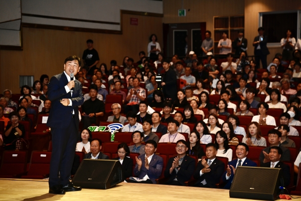 김관영 전북자치도지사가 23일 '민심을 듣고, 민생을 살리겠습니다'라는 주제로 전북 남원시를 방문하고 시민들과의 소통의 시간을 가졌다. (사진=남원시)