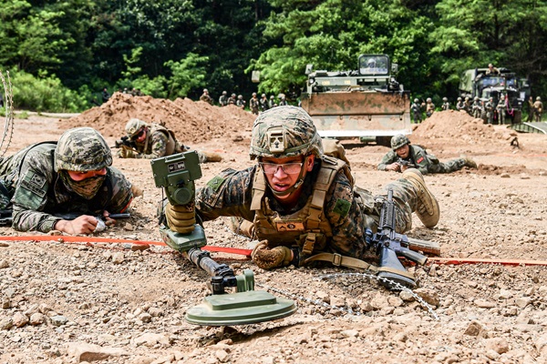 지난 5일 한·미 해병대 장병들이 장갑전투도자와 낙석(TNT) 폭파를 통해 지뢰지대 극복하고 있다. (사진=해병대 2사단)