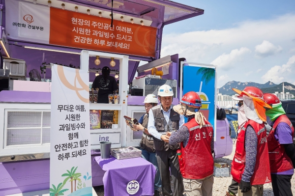 김윤해 한화 건설부문 CSO가 서울아레나 복합문화시설 공사현장을 찾아 근로자들에게 컵빙수를 나눠주며 감사 인사를 전하고 있다. (사진=한화 건설부문)