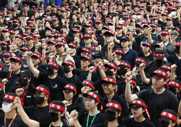 22일 오전 경기도 용인시 삼성전자 기흥캠퍼스 세미콘 스포렉스에서 전국삼성전자노동조합 조합원들이 총파업 승리 궐기대회를 하고 있다. (사진=연합뉴스)