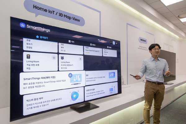 22일 삼성전자 수원사업장 디지털시티에서 'AI 스크린' 기술 경험 시연이 진행된 가운데 삼성전자 직원이 AI TV에 탑재된 스마트싱스 허브에 대해 설명하고 있다. (사진=삼성전자)