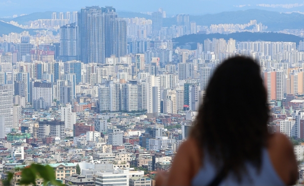 18일 서울 남산에서 바라본 서울 아파트 단지 모습. (사진=연합)