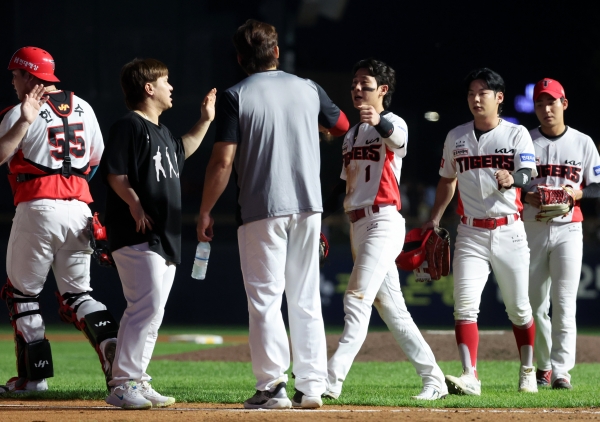 프로야구는 1위팀도 화병 걸려 쓰러질 경기들이 속출하는 혼돈의 스포츠다. 사진은 지난 12일 롯데와 기아의 경기 모습. 이날 본 기자도 화병 걸려 쓰러질 뻔 했다. (사진=연합뉴스)