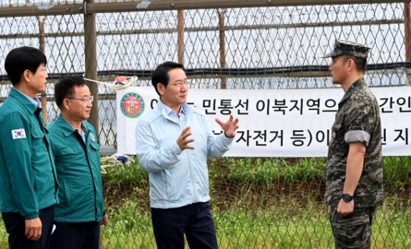 유정복 인천시장은 18일 북한이 대남 확성기로 소음을 방출하고 있는 강화군 송해면 일대를 찾아 소음 방송을 직접 듣고 현장을 점검하고 있다. (사진=인천시)