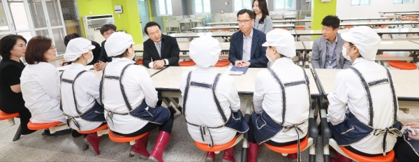 학교급식경비 중 인건비를 전액 부담(사진=경기도교육청)