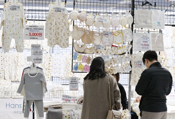 27일 서울 강남구 세텍에서 열린 '서울 하이 베이비 키즈 페어'를 찾은 예비 부모들이 육아용품을 살펴보고 있다. (사진=연합뉴스)