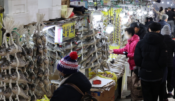 19일 오전 서울 동대문구 경동시장이 물건을 사러 온 시민들로 붐비고 있다. (사진=연합)