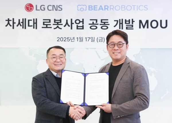 LG CNS 이준호 상무(왼쪽)와 베어로보틱스 하정우 대표가 MOU 체결 후 기념사진을 촬영하는 모습 (사진=LG CNS)