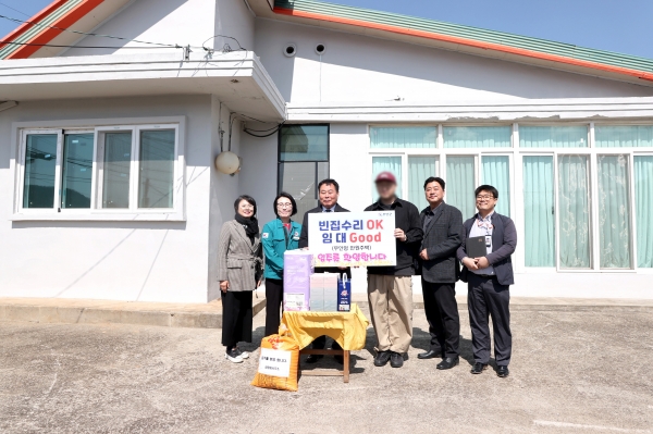 전남 무안군 삼향읍 맥포리 빈집 입주 환영식에 참석해 입주민과 기념 촬영을 하고 있다.(사진=무안군)