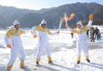 DJ DOC 이하늘·정재용 인제빙어축제서 평창올림픽 성화봉송