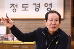 권원강 교촌 창업주, 사재 100억 사회환원 