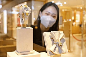 갤러리아 명품관, 18억짜리 쇼파드 시계 공개