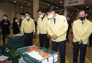 김강립 식약처장, 농협안성농식품물류센터 위생·방역 점검