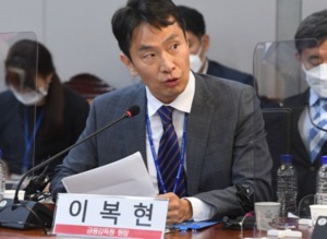 이복현 금감원장 "금융사 보유 외화채권으로 달러 조달 추진"