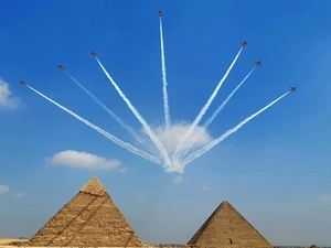 블랙이글스, 피라미드 상공 에어쇼···FA-50 이집트 수출 '청신호'