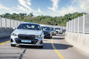 [시승기] "박진감 넘치는 전기차"···BMW 'i5 M60 x드라이브'