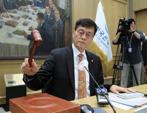 [포토] 금통위 의사봉 두드리는 이창용 한은 총재