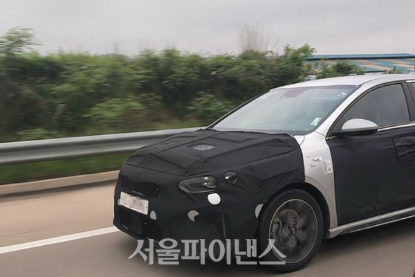 기아차의 준중형차 K3의 파생상품으로 보이는 해치백 스타일 모델을 고속도로에서 스파이샷을 촬영했다. (사진 = 권진욱 기자)