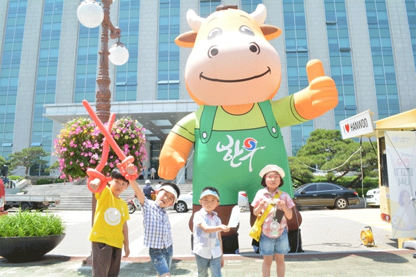 지난 26일 서울 국회 잔디마당에서 열린 '국회동심한마당'에 참여한 어린이들이 한우 마스코트와 함께 기념사진을 찍고 있다. (사진=한우자조금관리위원회) 