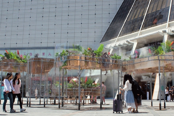 김태호 작가가 서울 중구 장충단로 두타광장에 설치한 유트로피아 작품은 오는 8월 중순까지 만날 수 있다. (사진=두타면세점) 