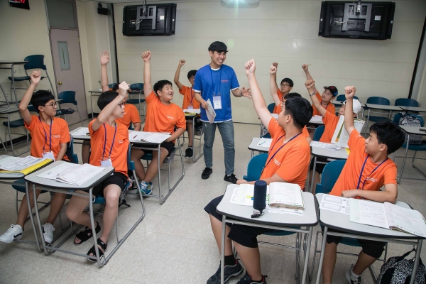 충남대학교에서 '2018 삼성드림클래스 여름캠프'에 참가한 중학생들이 대학생 강사로부터 수업을 듣고 있다.(사진=삼성전자)