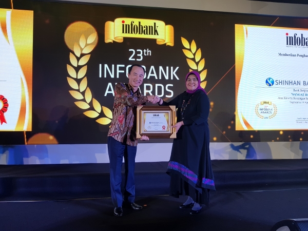 지난 14일 인도네시아 소재 로얄 암바루끄모 호텔에서 열린 '23회 Infobank Awards'에서 신한인도네시아은행 변상모 법인장(왼쪽)과 Infobank 관계자가 기념 촬영하는 모습. (사진=신한인도네시아은행)