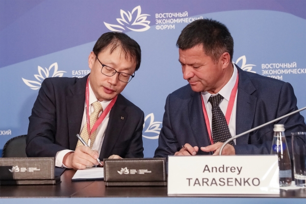 11일(현지시간) 러시아 블라디보스톡에서 열린 협약식에서 구현모 KT 경영기획부문장(왼쪽) 사장, 안드레이 타라센코(Andrey Tarasenko) 러시아 연해주 주지사가 협약을 체결하고 있다. (사진=KT)