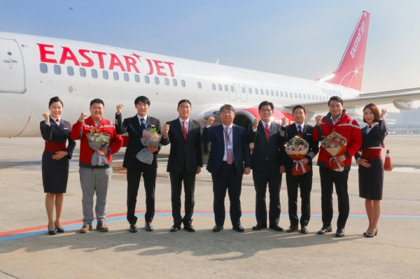 이스타항공이 지난 5일 김포국제공항 계류장에서 임직원 및 관계자가 참석한 가운데 27호기 항공기 안전기원 도입식을 진행했다고 6일 밝혔다. 이날 진행된 도입식에 임직원 및 관계자들이 참석해 기념촬영을 하고 있다. (사진=이스타항공)