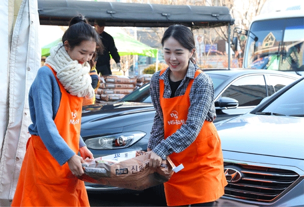 지난 18일 서울 동대문구 답십리동 밥퍼나눔운동본부에서 배식 봉사활동을 펼친 NS홈쇼핑 신입사원들이 쌀을 나르고 있다. (사진=NS홈쇼핑) 