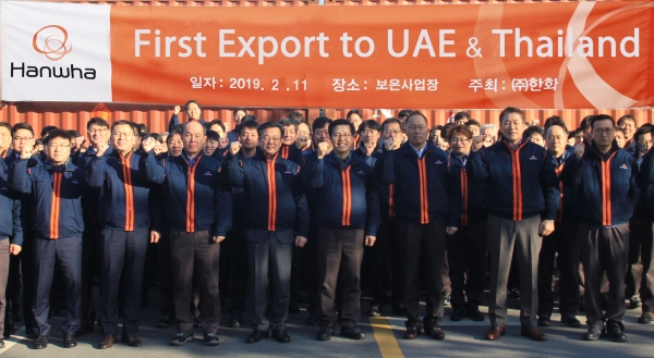 지난 11일 보은사업장에서 열린 '태국·UAE 초도 물량 수출 기념식'에서 옥경석 ㈜한화 대표이사(앞줄 오른쪽에서 세번째) 등 관계자들이 포즈를 취하고 있는 모습. (사진=㈜한화)
